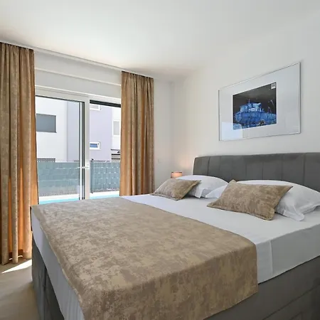 Luxury Maravic With Private Pool 아파트 트로기르